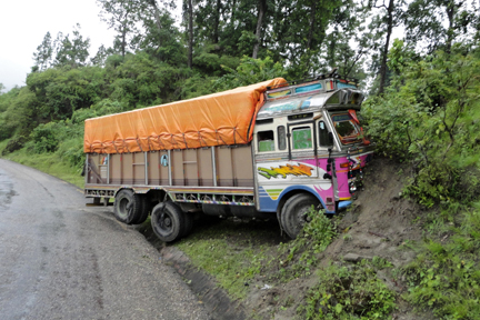 दाउन्ने डाँडामा दुर्घटनाग्रस्त ट्रक