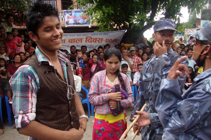 बालबालिका सडक नाटक प्रस्तुत गर्दै