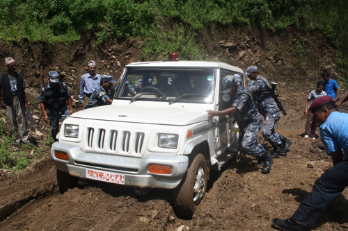 गाडी धकेल्दै