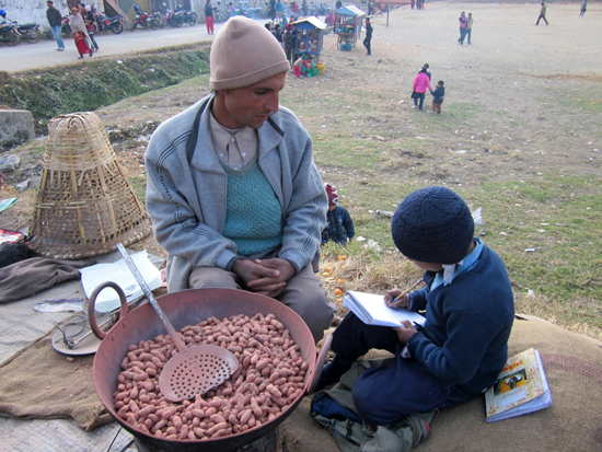 बदाम बेच्दै छोरी पढाउँदै