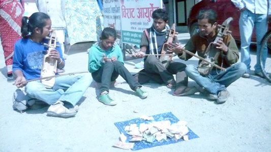 गन्धर्ब युवायुवतीहरु गीत गाउँदै