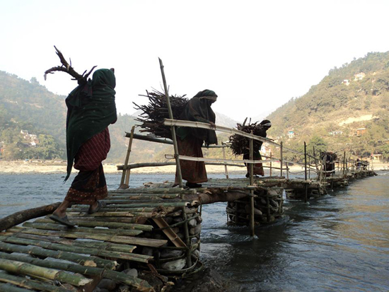 दाउरा लिएर आएका गुल्मीको रुरु गाविसका महिलाहरु