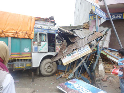 मालबाहक ट्रक अनियन्त्रित