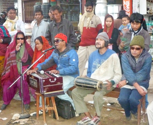 अपाङ्गहरुले गीत गाएर आफनो कला प्रर्दशन गर्दै