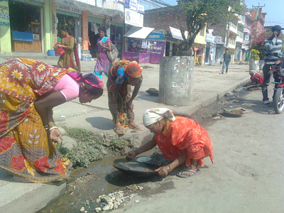 नालामा सुन खोज्दै