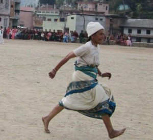 दौड प्रतियोगितामा भाग लिँदै ६३ वर्षिय