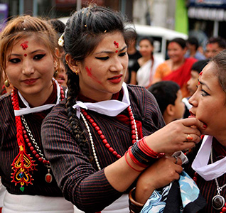 जात्रामा भाग लिंदै