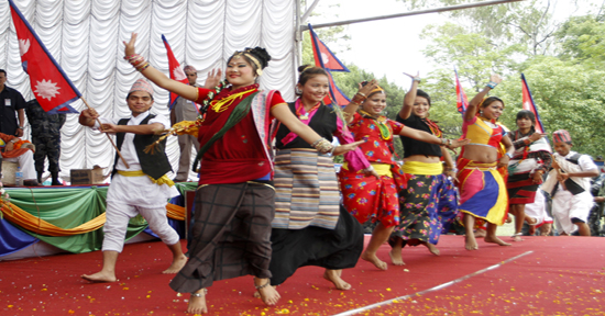 एकताको महाधिवेशनमा नृत्य प्रस्तुत गर्दै कलाकारहरु