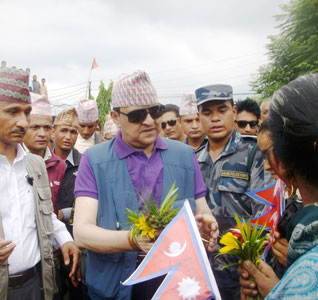 पूर्व राजा ज्ञानेन्द्र स्वागत ग्रहण गर्दै