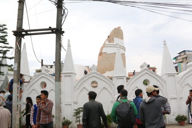 शक्तिशाली भूकम्पले नौतले धरहरा ध्वस्त, उद्धार जारी (फोटो फिचरसहित)