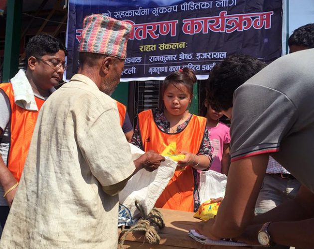 दुःख साट्न लोक गायिका मुना गोरखाको बासकोट पुगिन्