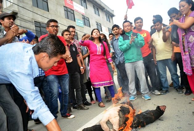 संविधान संशोधनको प्रस्ताव फिर्ता लिन माग गर्दै विरोध प्रदर्शन