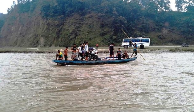 डुङ्गा दुर्घटनामा दश बेपत्ता भएको पुष्टी, अन्यको खोजी जारी