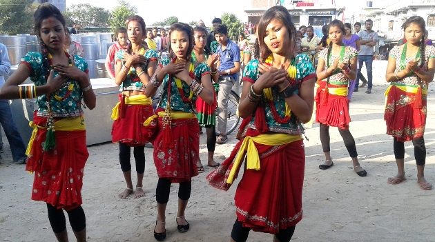 देउसीभैलोबाटै जुटाए विद्यार्थीले शिक्षकको तलब