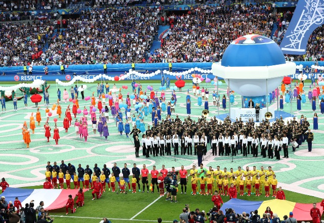 (160611) -- PARIS, June 11, 2016 (Xinhua) -- Photo taken on June 10, 2016 shows the opening ceremony before the Euro 2016 Group A soccer match between France and Romania in Paris, France. (Xinhua/Bai Xuefei)