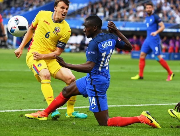 (160611) -- PARIS, June 11, 2016 (Xinhua) -- Blaise Matuidi (R) of France vies with Vlad Chiriches of Romania during the Euro 2016 Group A soccer match between France and Romania in Paris, France, June 10, 2016. (Xinhua/Guo Yong)