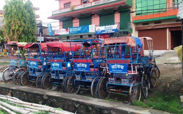 विस्थापित हुने अवस्थामा रिक्सा