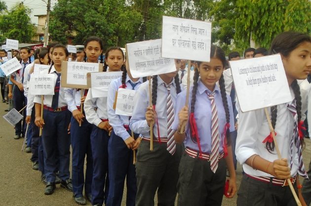 जनचेतना र्‍यालीमा विद्यार्थी