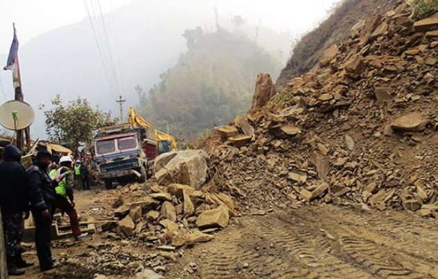 पहिरोले सिद्धिचरण राजमार्ग अबरुद्ध