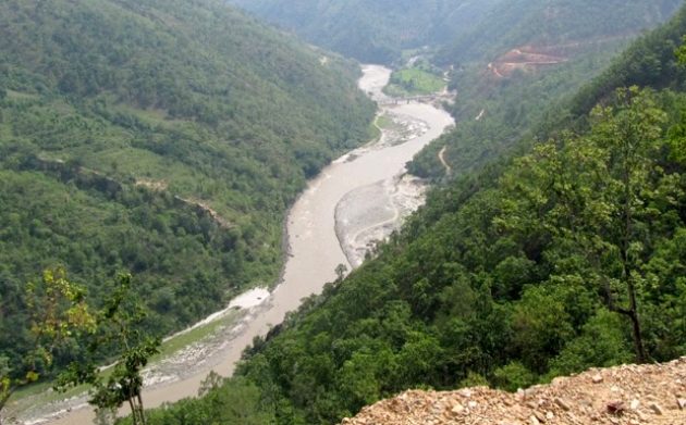 पहिरोले तमोर नदी थुनियो, नदी किनारका तीन बजार जोखिममा