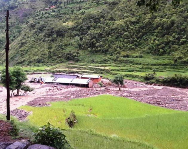 पहिरोमा पुरिएर दुईको मृत्यु, एक बेपत्ता