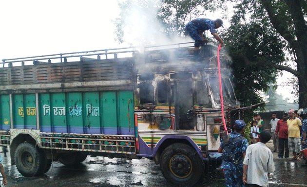 चितवनमा बन्दको प्रभाव, औषधी बोकेको ट्रकमा आगजनी