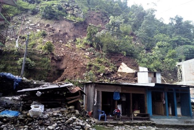 दोलखाको सिंगटीमा पहिरो, स्थानीय विस्थापित