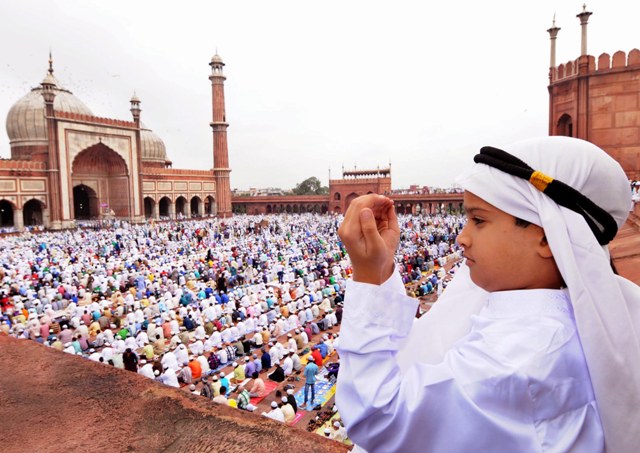 29-07-14-new-delhi-mushlim-offering-namaj-at-kotla-mubaraq-stadium-2