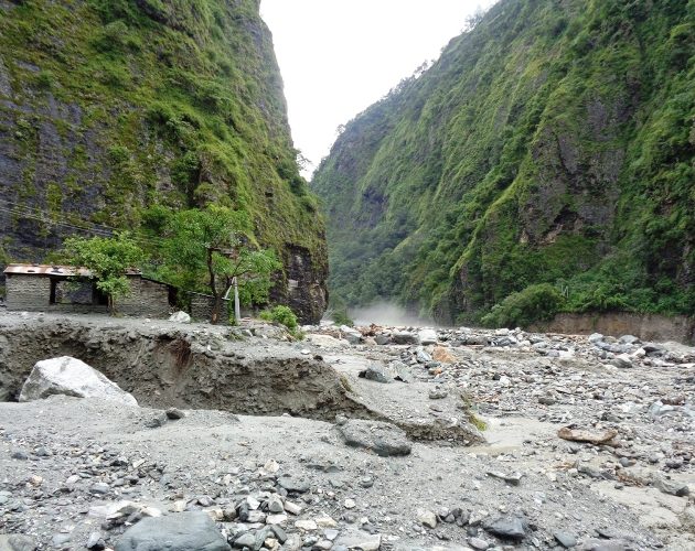 बेगखोलाको बाढीले ११ घर बगायो