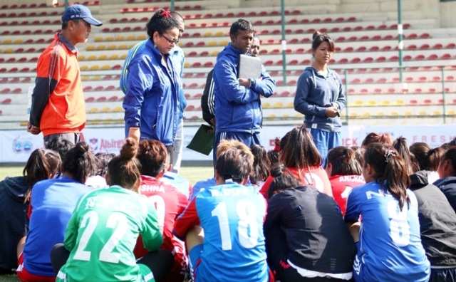 woman-football-team