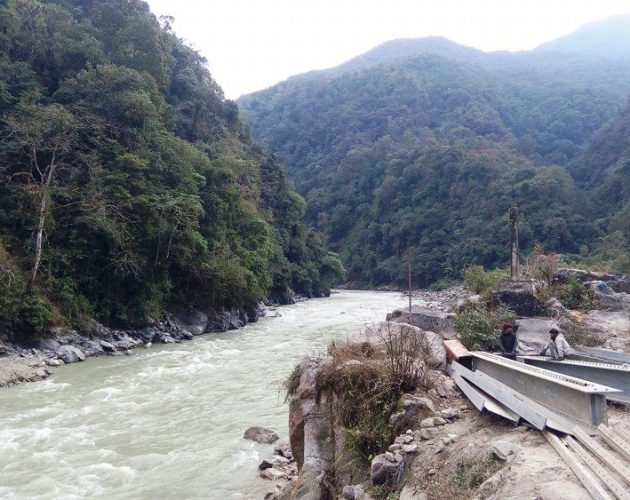 त्रिशूली नदीमा ट्यांकर खस्यो