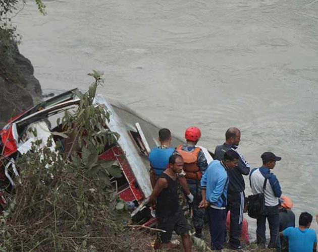 सप्तकोशीमा बस खसेको घटनाः १७ जना यात्रु सबैको उद्धार, चालक नियन्त्रणमा