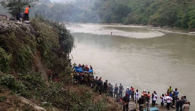 बस त्रिशूलीमा बस खस्यो, ४ जनाको मृत्यु, ३३ यात्रुको उद्धार