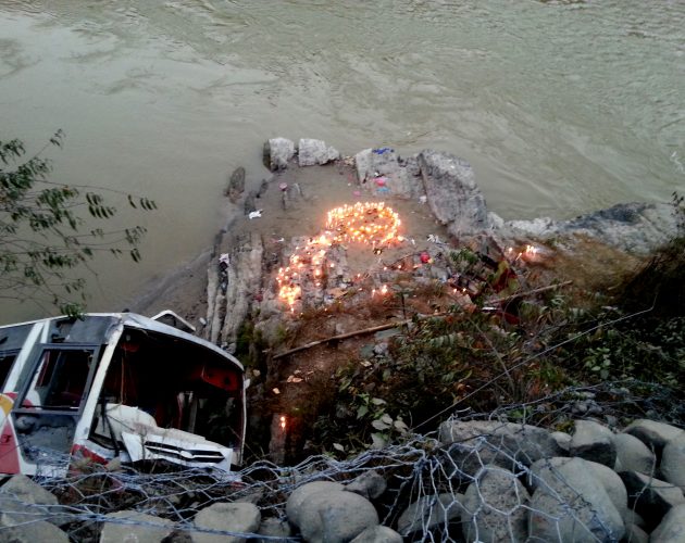 धादिङ बस दुर्घटनाको १३ ‍‌‍‌औँ दिन : दुर्घटनास्थलमा दीप प्रज्वलन (फोटोफिचर