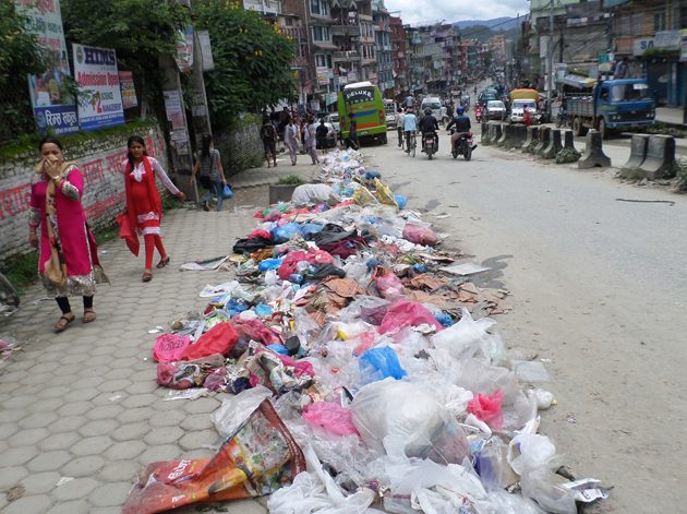 वाग्मती सफाइ अभियानले उठाएको फोहर एक हप्तासम्म सडकमै