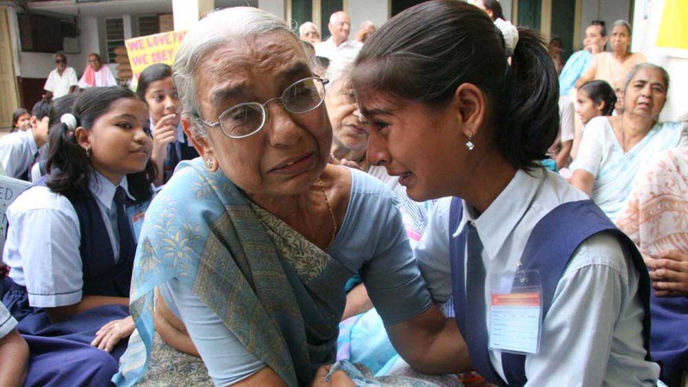 वृद्धाश्रममा भेट भएका नातिनी-हजुरआमाको भाइरल तस्बिरको कथा