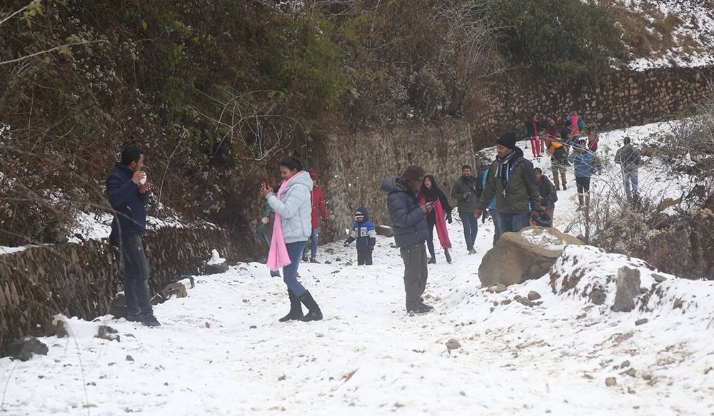 चन्द्रगिरीमा हिउँ पर्‍यो फुरुरु … (फोटोफिचर)