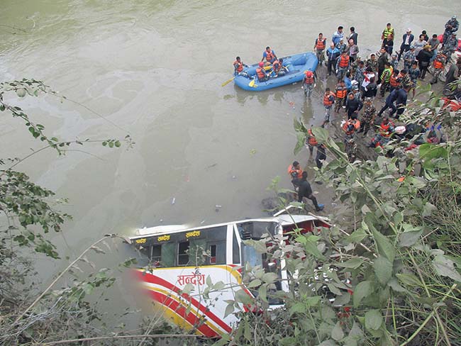 चामल बोकेको ट्रक त्रिशूलीमा खस्यो