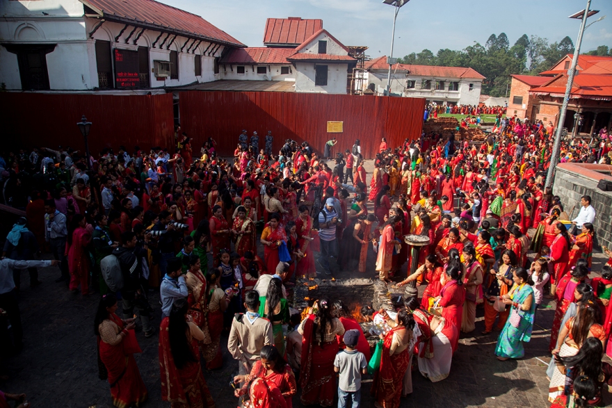 आज हरितालिका तीज, शिव मन्दिरमा भक्तजनकाे घुइँचाे