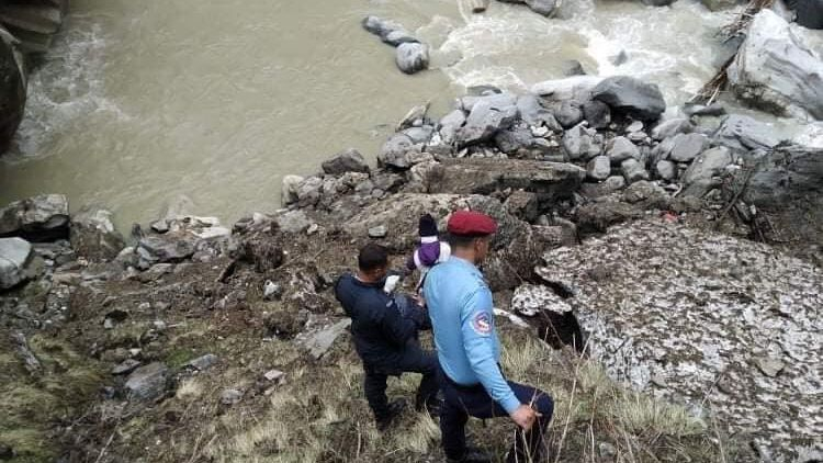 नारायणगढ-मुग्लिन सडकखण्डमा पहिरो खस्दा स्काभेटर चालकको मृत्यु