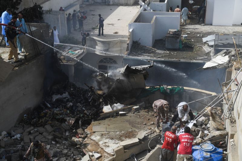 पाकिस्तानमा विमान दुर्घटना : ९९ जना सवार विमान कराचीमा दुर्घटनाग्रस्त