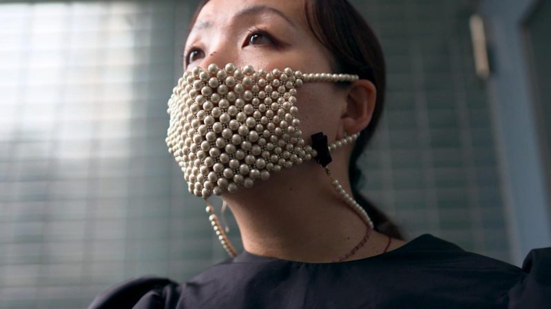 टोकियोमा प्रख्यात डिजाइनरले बनाइन् मोतीको मास्क, मूल्य १० लाख