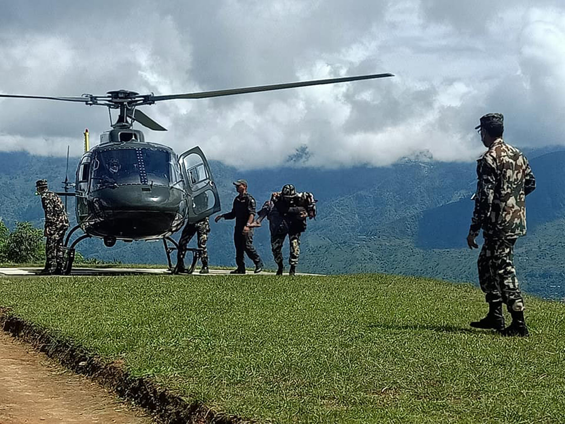 अक्सिजन पाउने भएपछि हेलिकोप्टरमा चितवन ल्याइँदै संक्रमित