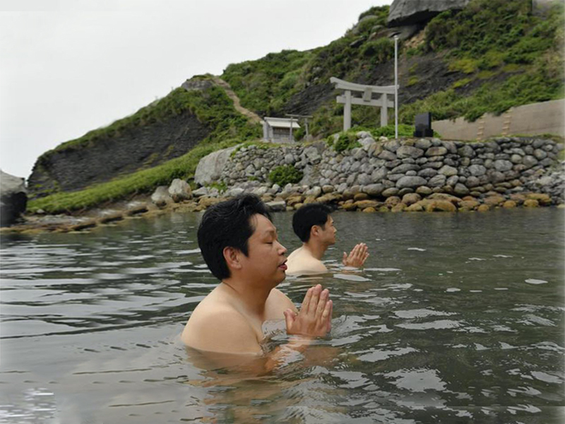 महिला जान प्रतिबन्धित जापानको पवित्र ओकिनोशिमा टापु