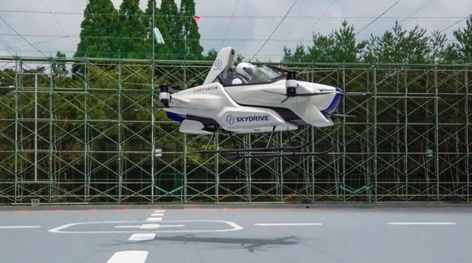 जापानमा बन्यो उड्ने कार, हेर्न आउने पर्यटकको भिड