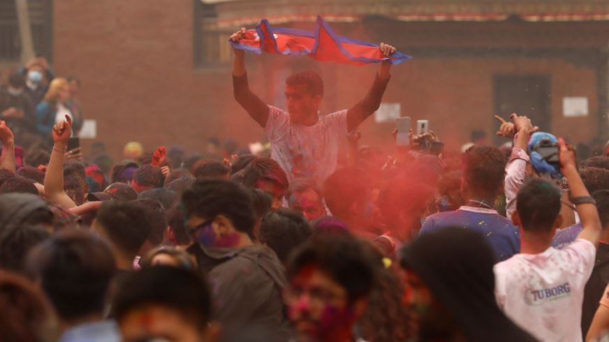 कोरोना जोखिमबीच काठमाडौंमा होली उल्लास [फोटो फिचर]