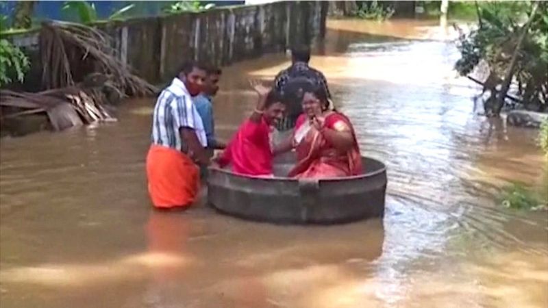 बाढीले बाटो डुबाएपछि खड्‌कुँलोमा बसेर विवाह गर्न जाने जोडी