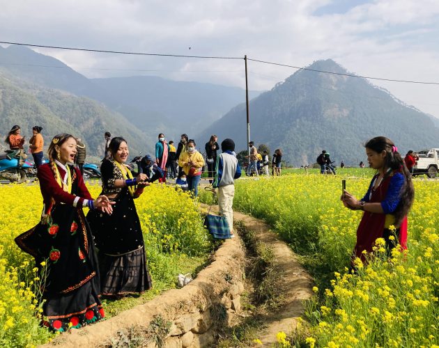 म्याग्दीस्थित रत्नेचौरको तोरी फाँटमा टिकटक बनाउँनेको भिड