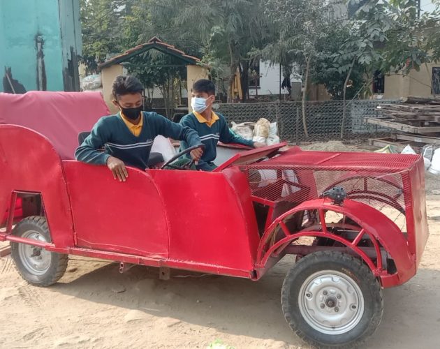 धनगढीका चार विद्यार्थीले बनाए चारपाङ्ग्रे विद्युतीय गाडी