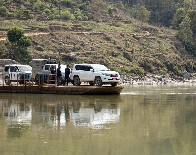 फेरीमा तारिँदै मुख्यमन्त्रीको गाडी